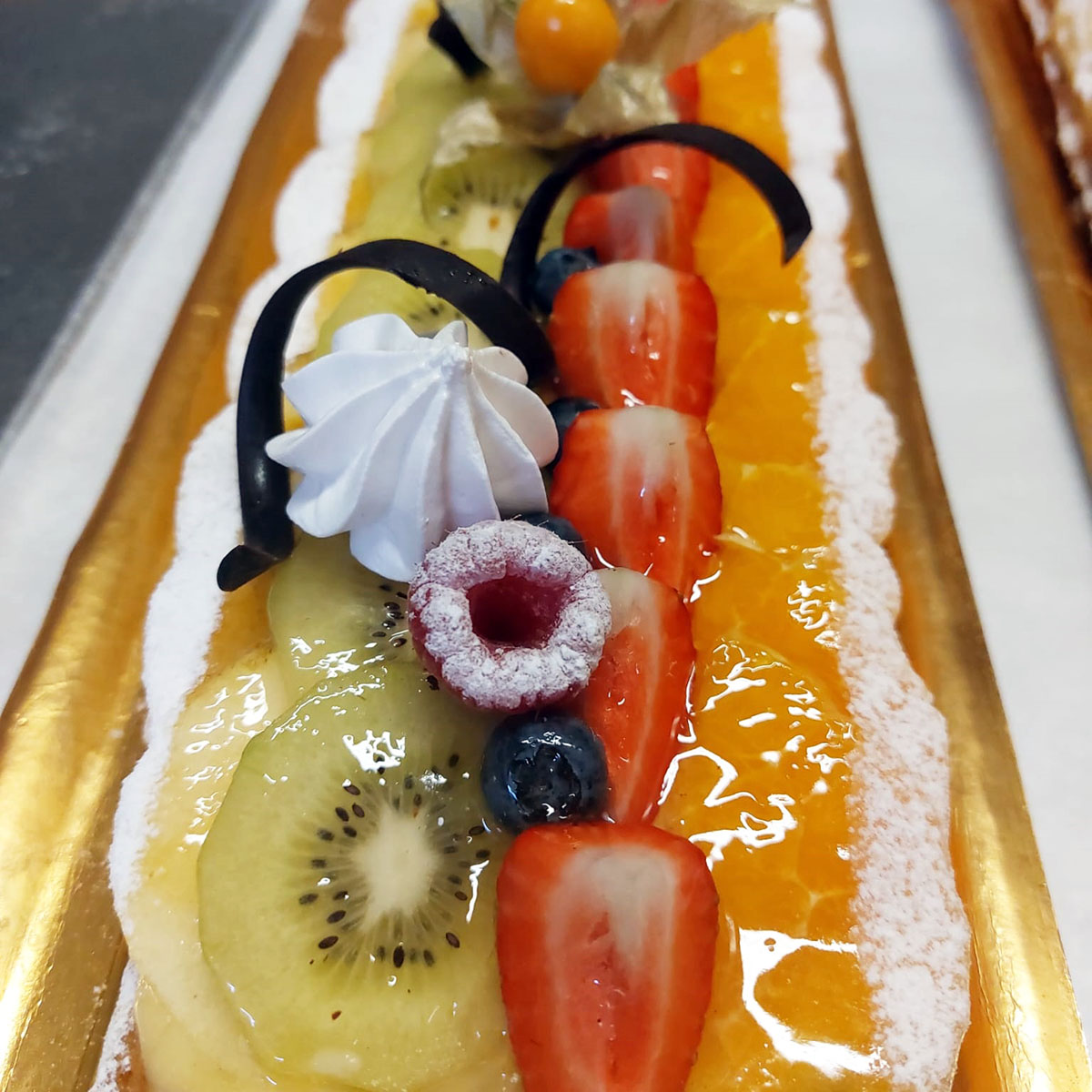 Els caps de setmana són millors amb els nostres pastissos. Aquí tens la BANDA de CREMA amb FRUITA. T’esperem a #FornPadró! 🍰❤️ #NouBarris #Barcelona #Pastisseria