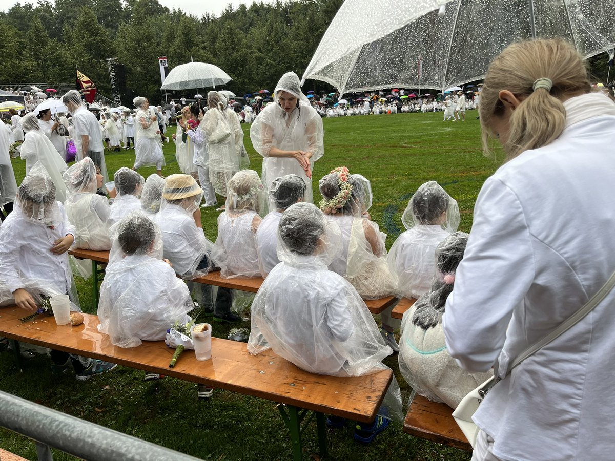 cath_brun's tweet photo. Comment apprendre la patience aux enfants #pluie #Maienzug 😅 https://t.co/ChK8TueqVZ