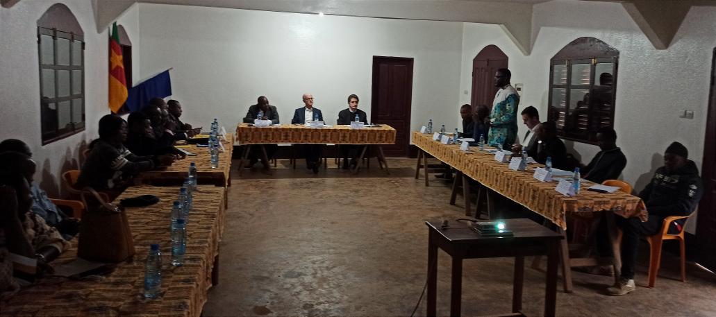 YannLorvo's tweet photo. @IFCameroun @FRauCameroun à #Tockem avec l'Ambassadeur @ChrisGuilhou pour une réunion d'information sur le projet d'insertion des déplacés internes du Noso dans le département de la #Menoua avec les acteurs locaux. Merci au @CdCMAE pour son aide. https://t.co/P4wh7seMXf