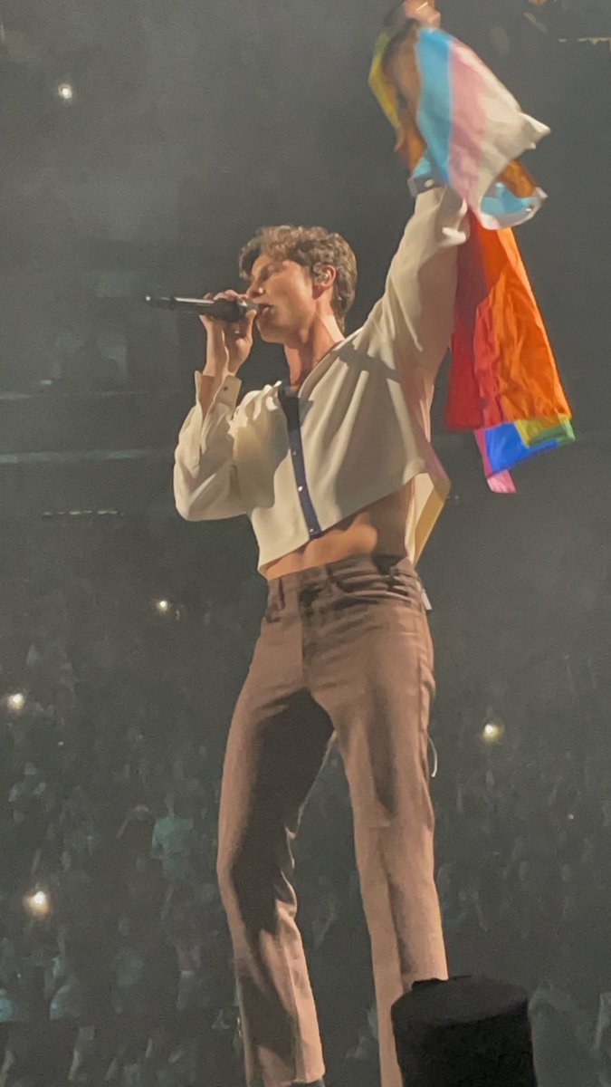 WEHGO725's tweet photo. I fucken saw Shawn Mendes !!! https://t.co/5zBsKRWe01