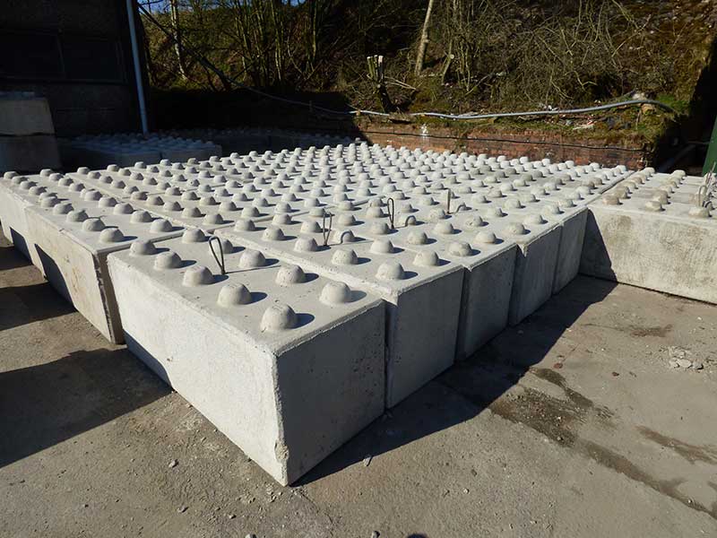 stang hjerte USA Think Defence on Twitter: "Concrete Lego blocks. All along the border with  Russia, NATO nations should have half a dozen pallets of these  pre-positioned at every road junction, bridge and railway line