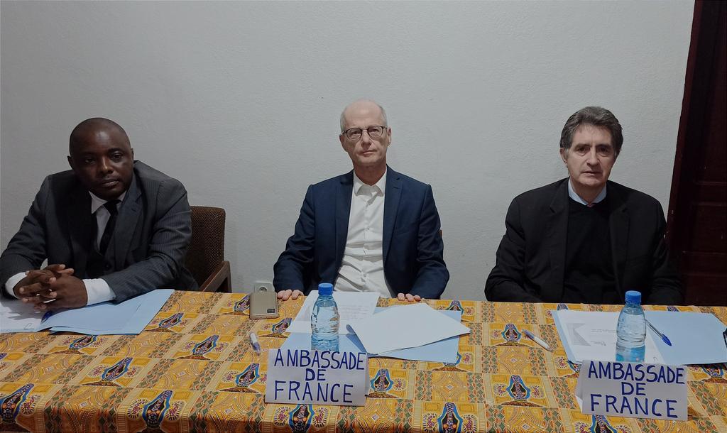 YannLorvo's tweet photo. @IFCameroun @FRauCameroun à #Tockem avec l'Ambassadeur @ChrisGuilhou pour une réunion d'information sur le projet d'insertion des déplacés internes du Noso dans le département de la #Menoua avec les acteurs locaux.Merci au @CdCMAE pour son aide! https://t.co/E7J5N28Z7m