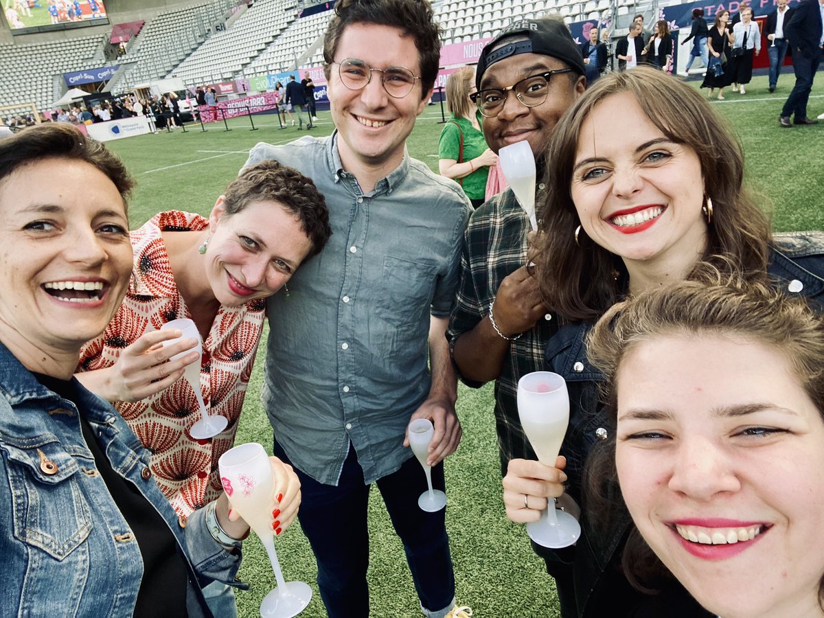 Quelle chance j’ai eu de bosser avec cette incroyable équipe ! Un immense merci à la dream team du Quart d’Heure 💫 <a href="/margxqueffelec/">Margaux Queffélec</a> <a href="/AlineJllrd/">AlineJuillard</a> Cécile LAffon <a href="/DavyTravailleur/">Davy</a> <a href="/theo_uhrt/">Théo Uhart</a> <a href="/ChloeCenard/">Chloé Cenard</a> <a href="/RomaneBrisard/">Romane Brisard | Journaliste d’investigation</a> Vous êtes les meilleurs.es 💪😍