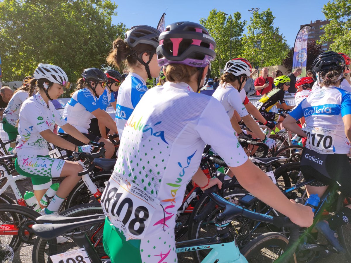 🚴🏻‍♀️🚴🏻‍♀️Comienza la prueba en ruta cadete féminas de los #CEEscolaresValladolid22 Andalucía estará representada por Lidia Alcalá, Blanca Gómez, Ana María Mena, Lucía Soledad Doña y Ana Trillo. ¡Mucha suerte!