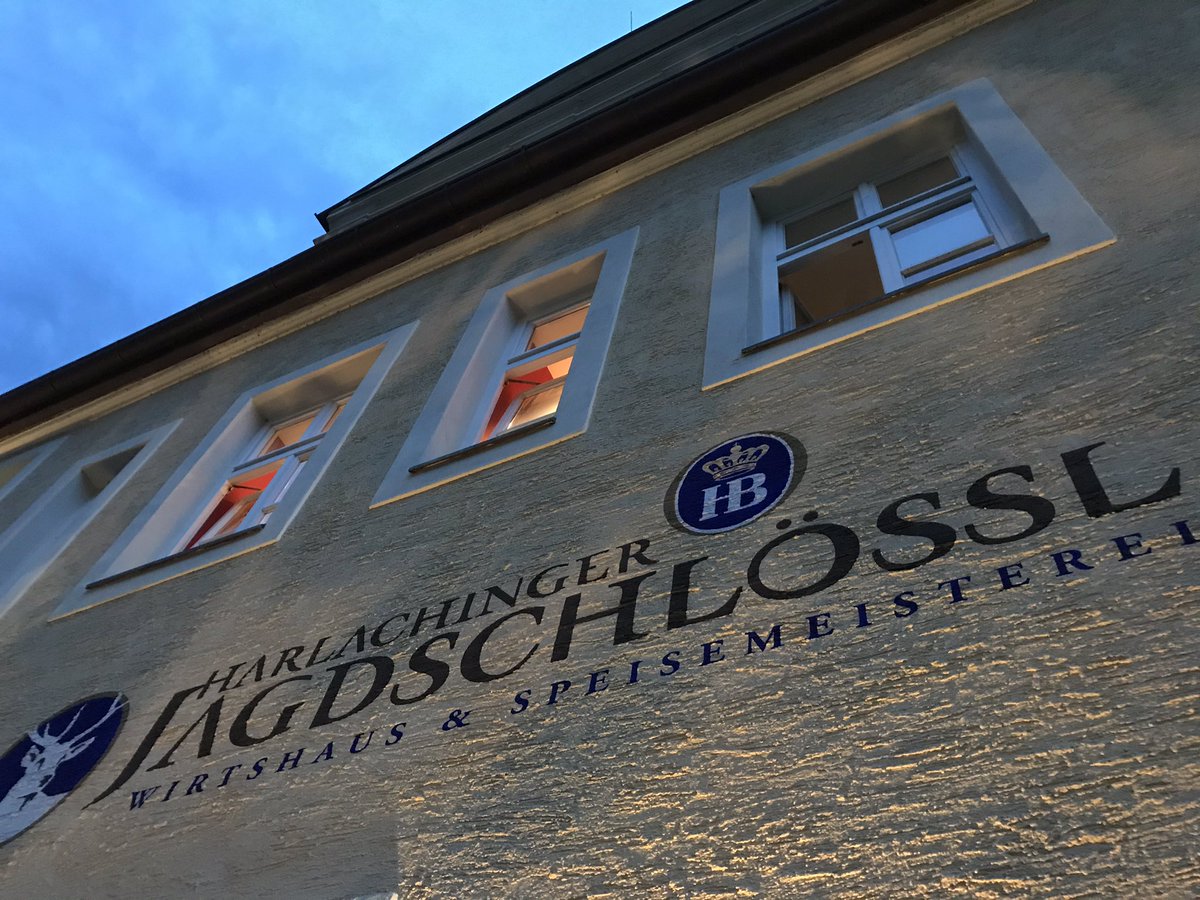 MichaelReiterPR's tweet photo. Münchner #Archivtage, abendliches Gettogether: eine tolle Gelegenheit zum Austausch von Erfahrungen und Meinungen - mit einer unterhaltsamen Keynote zu Datenkompetenz und Compliance von Jürgen Bosk 🤗👏💪👍 #HealthDataOffice https://t.co/kxVpfdxzyW
