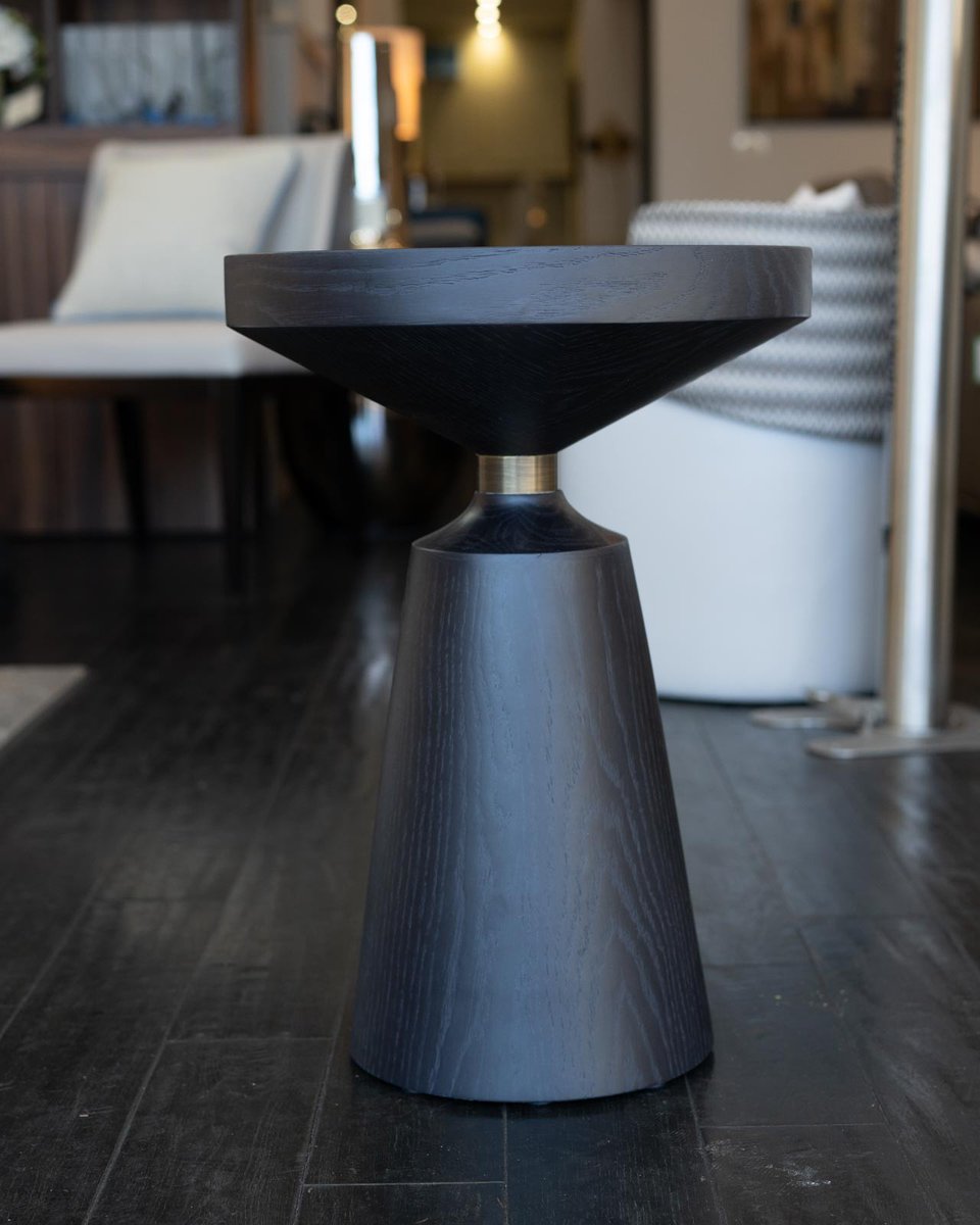 LuxeLinea's tweet image. Still one of most popular designs - the Tilbury side table blends real timber and brass to wonderful effect.

#bespoketable #sidetable #luxurytable #bespokefurniture #bespokemanufacturer #linealuxe #madeinuk #artisanfurniture
