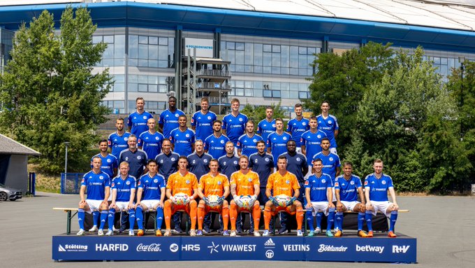 The first team photo in the new S04 home jersey is in the can 🔵🙂⚪️ ...