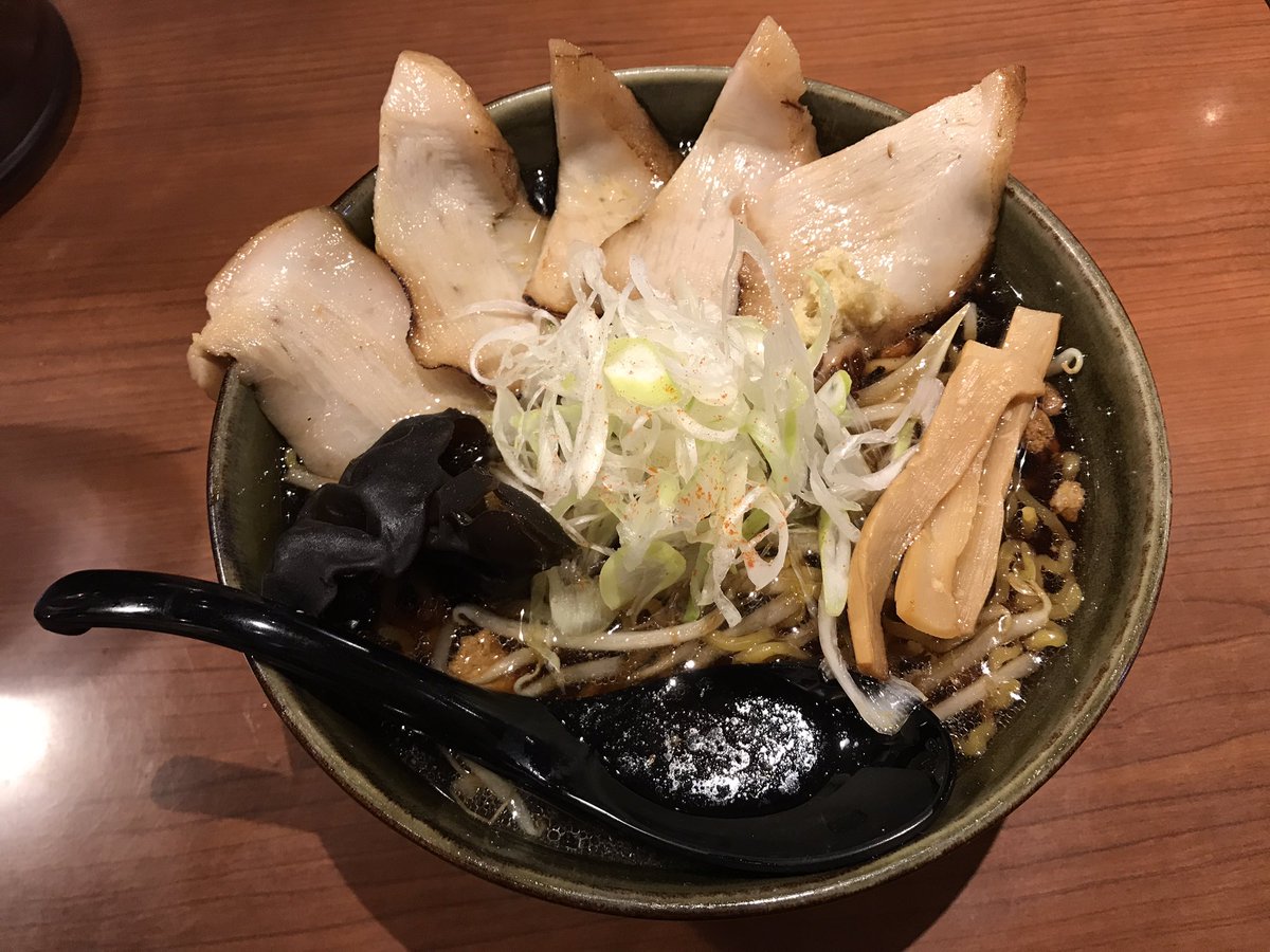 選挙投票の帰りにらあめんを食べるカラス 