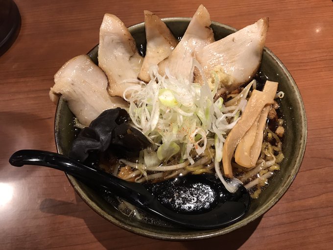 選挙投票の帰りにらあめんを食べるカラス 