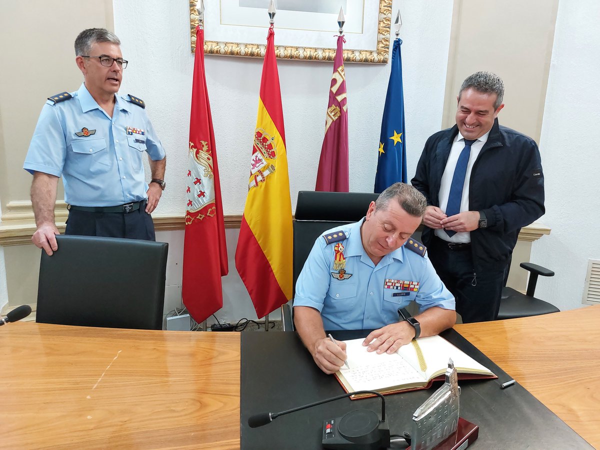 AytAlcantarilla's tweet photo. ✅El nuevo Coronel Jefe de la Base Aérea de #Alcantarilla, Alberto Lens, que tomará posesión el próximo 7 de julio en el acto de relevo de coroneles, visita el Ayuntamiento en su primer acto como Coronel, acompañado por el actual Coronel, José Alberto Llopis https://t.co/meMymRA97V