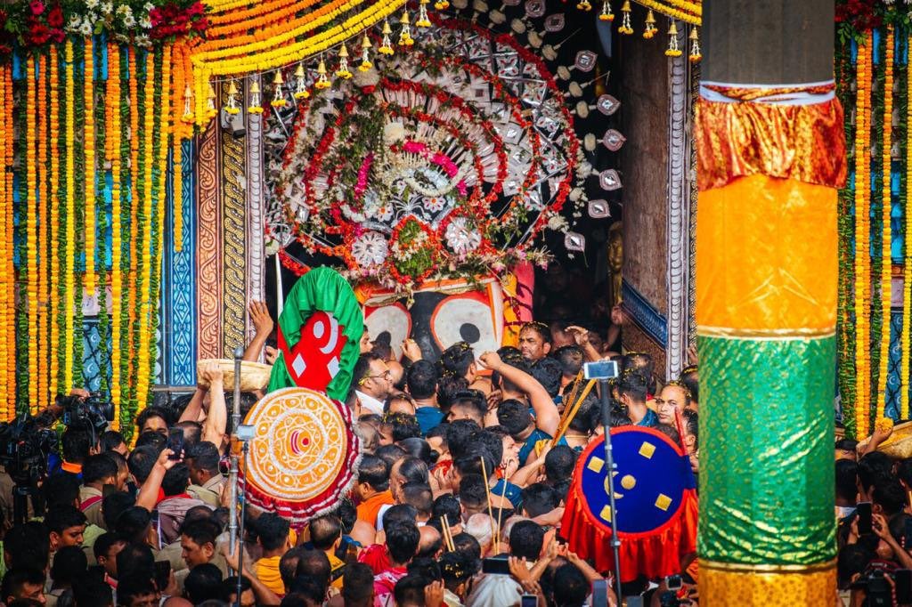 dpradhanbjp's tweet photo. Sharing the divine glimpses of the holy Trinity stepping out of Sri Mandir with the ‘Phandi Bije’ ritual. 

Chants of Jai Jagannath reverberating in the air along with the beating of traditional musical instruments is a moment to capture and cherish forever. #JaiJagannatha 🙏🙏🙏 https://t.co/AMTwIEwiGc