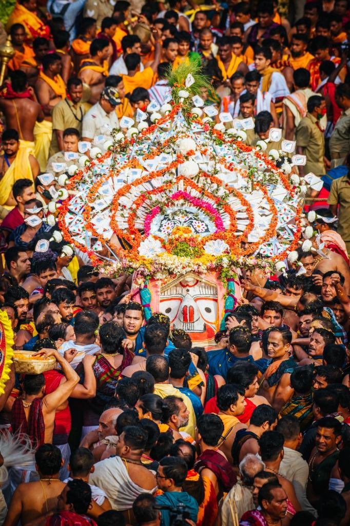 dpradhanbjp's tweet photo. Sharing the divine glimpses of the holy Trinity stepping out of Sri Mandir with the ‘Phandi Bije’ ritual. 

Chants of Jai Jagannath reverberating in the air along with the beating of traditional musical instruments is a moment to capture and cherish forever. #JaiJagannatha 🙏🙏🙏 https://t.co/AMTwIEwiGc