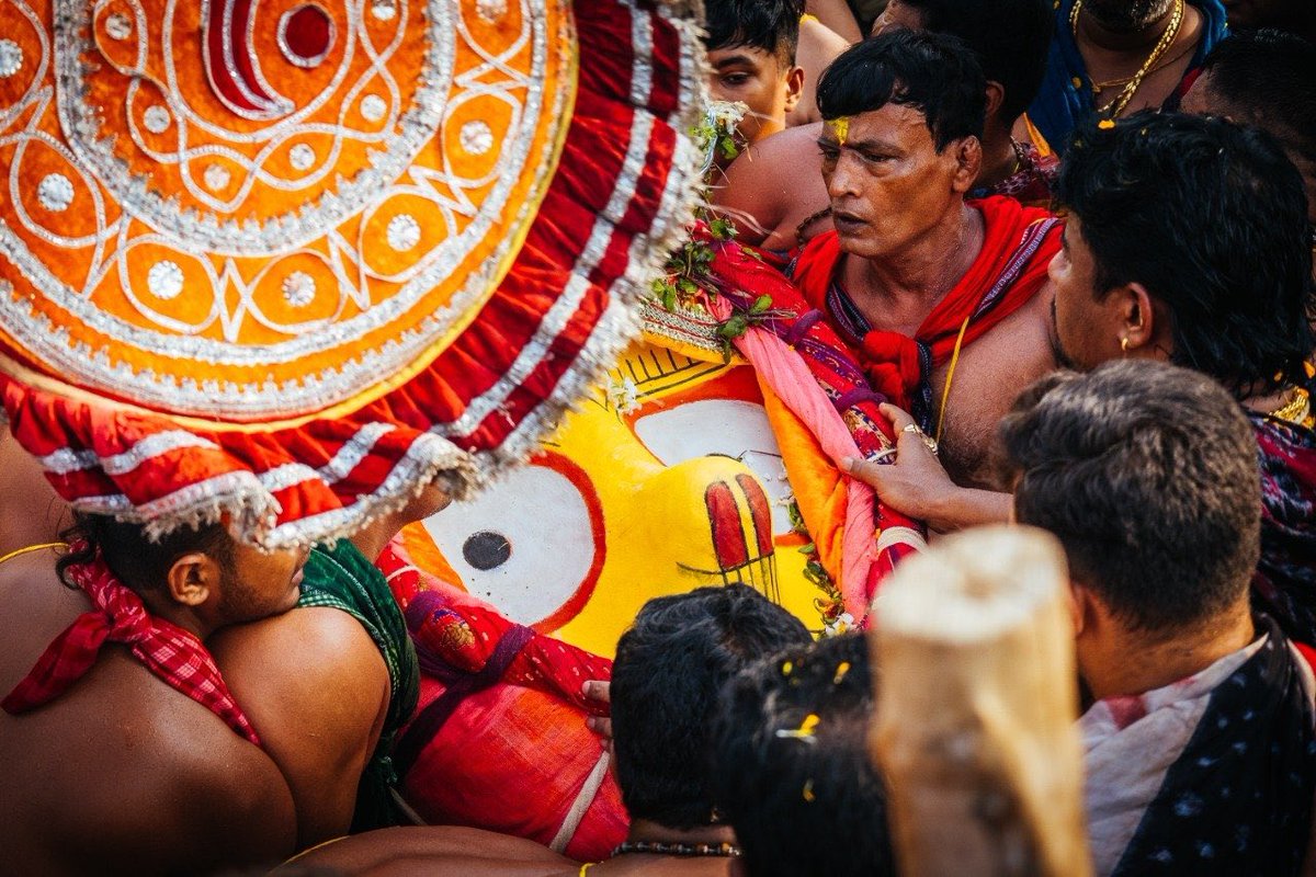 dpradhanbjp's tweet photo. Sharing the divine glimpses of the holy Trinity stepping out of Sri Mandir with the ‘Phandi Bije’ ritual. 

Chants of Jai Jagannath reverberating in the air along with the beating of traditional musical instruments is a moment to capture and cherish forever. #JaiJagannatha 🙏🙏🙏 https://t.co/AMTwIEwiGc
