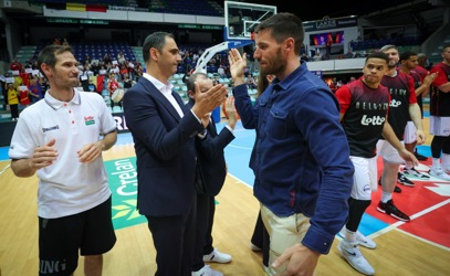 MaartenWeynants's tweet photo. Net voor @belgianlions-Slovakije begon, kreeg @SamyV09 een tribute in de Mons Arena. Sam Van Rossom nam deze week afscheid van de nationale ploeg na 17 jaar, 4 EK's en 121 caps. 

📸@VirgLef @BelgaImage https://t.co/JK0CtXUPZx