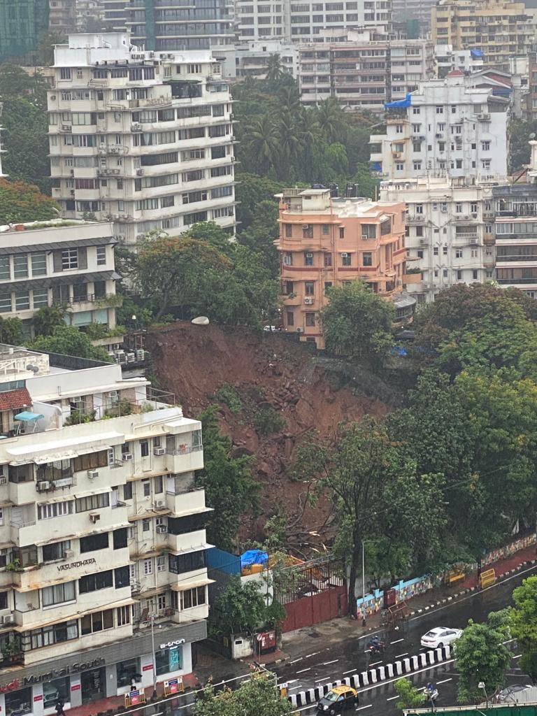 richapintoi's tweet photo. This image gives a clear view of the #Landslide location & footpath that has been affected. Prabhu Kunj, residence of late singer Lata Mangeshkar is located along this footpath on #Peddar road https://t.co/dQIJt3ZqlV