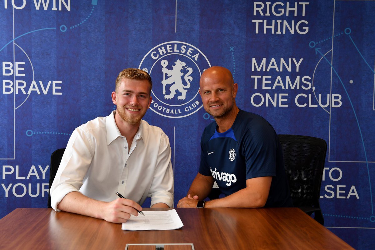 And now for the rest of the good news this week. I’m incredibly proud to say I’ve signed my second professional contract with @chelseafc 💙 Looking forward to see what the future holds ⚽️❤️📄🖊