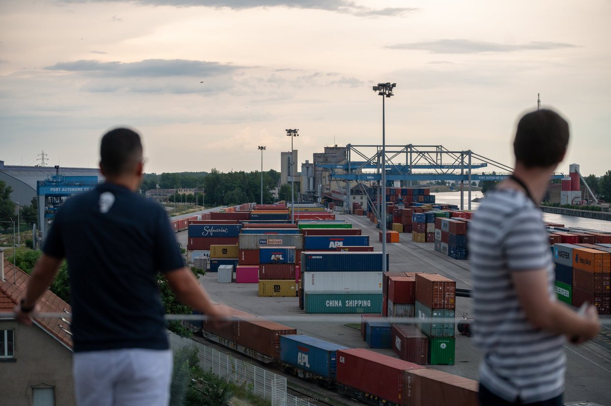 Voici la toute première BRÈVE de ce #Twapero_SXB ⚓

"Alors, vous voyez, depuis le rooftop, on peut swiper les containers, du Terminal-conteneur aux péniches ou wagons de FRET ferroviaire, et inversement,... Alors, voilà... et hop !"

📸 <a href="/MarcSwk/">Marc Swk</a>  🖋️ <a href="/SxbGG/">Stras'GΞЯAUD </a>