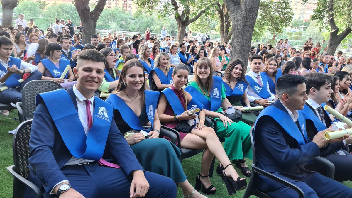cesurformacion's tweet photo. Nuestro alumnado de #CesurZaragoza también se graduó hace unos días, la primera promoción de este centro ❤️.

Enhorabuena, ¡a seguir cumpliendo metas y objetivos! 🙌

#SomosCesur #GraduacionesCesur2022 
¡Conoce Cesur Zaragoza! https://t.co/1GyWGL4m9z https://t.co/X0t3MixMZA