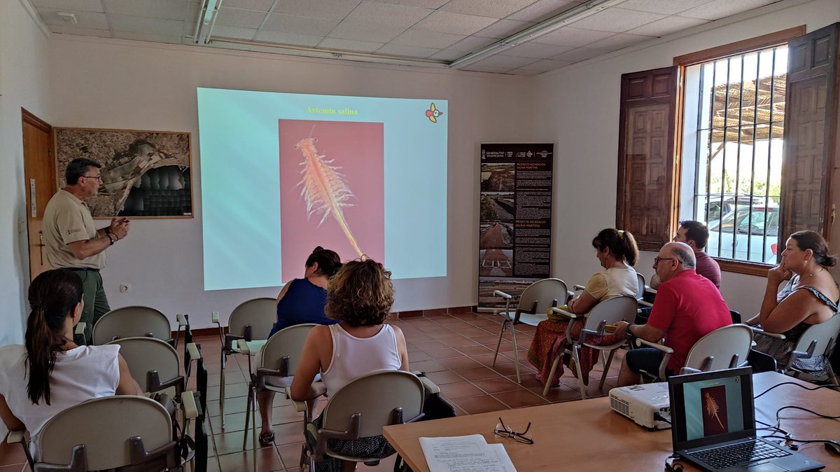 GVAparcs's tweet photo. 👩‍🎓👨‍🎓En el #PNSalinesSantaPola hemos actualizado la formación del personal de las oficinas @SantaPolaTurism y @visitelche, adheridas al programa de puntos de información colaboradores de nuestros parques naturales 
😃🙏Muchas gracias por dar a conocer tan bien este espacio natural https://t.co/kSi2gDzv1Y