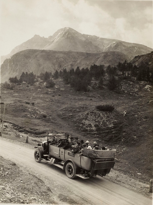 #Schweizer #Sommer im #ValMüstair <a href="/ScuolSamnaun/">EngadinSamnaunValMüstair</a> <a href="/Graubunden/">Graubünden</a> : 100 Jahre @PostAuto über den #Ofenpass - damals noch Cabrio und über Schotterpisten! #IneedSwitzerland 🇨🇭☀️⛰️🚌postauto.ch/de/raus-aus-de…