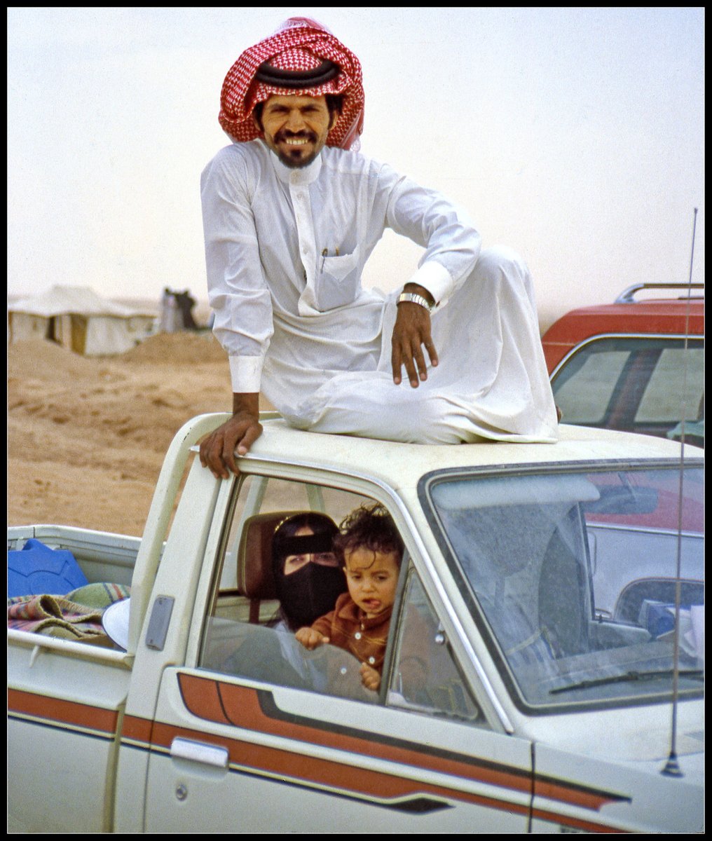 صورة بعنوان 'عائلة يشاهدون سباق الهجن في الرياض' التقطها المصور الأمريكي جون لانغولز في سنة 1985م حينما كان يعمل كمهندس معماري في الرياض لمدة خمس سنوات. هل يستطيع أحد التعرف على الرجل؟ أتخيل أن العائلة ستكون سعيدة بالعثور على صورة قديمة لها. - تم النشر بموافقة المصور.