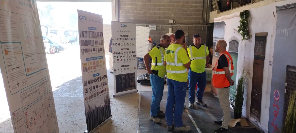 Journée prévention DO #GRDFSE avec l entreprise #ENIT . Des salariés motivés et consciencieux en plein boulot dans la #ruedumarquage.  <a href="/CorlayFlorence/">Florence Corlay</a> <a href="/BernisNico/">Nicolas Bernis</a> <a href="/Romain8400/">Romain Crinquant</a>