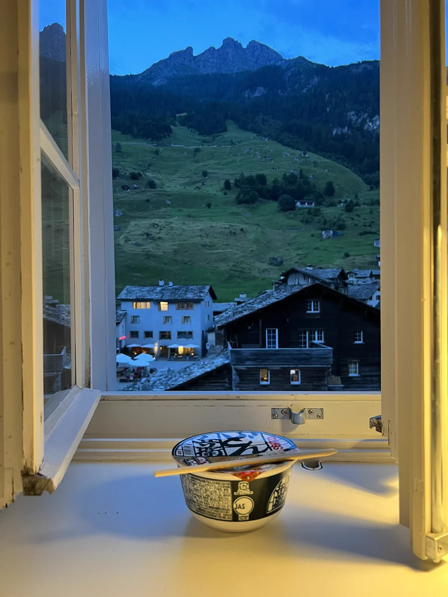 スイスの山奥で食べる贅沢！日清のどん兵衛！！