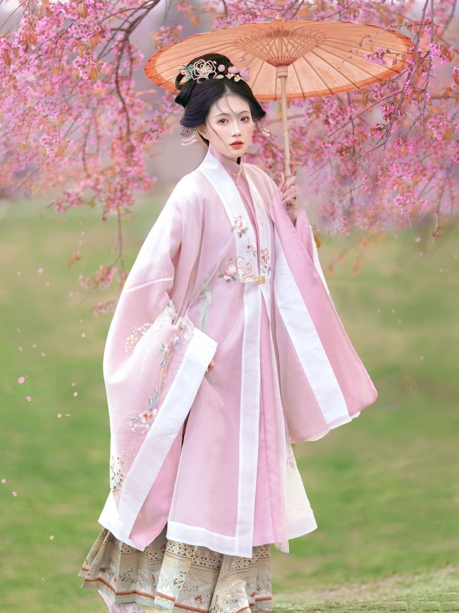 SichuanDaily's tweet photo. A girl in a Ming Dynasty style #Hanfu stands under a tree.
Do you like this style of Hanfu?
#costume #ancient #China #Tradititonal #漢服 #culture #ドレス #tradition https://t.co/Vc4L5mvtMd