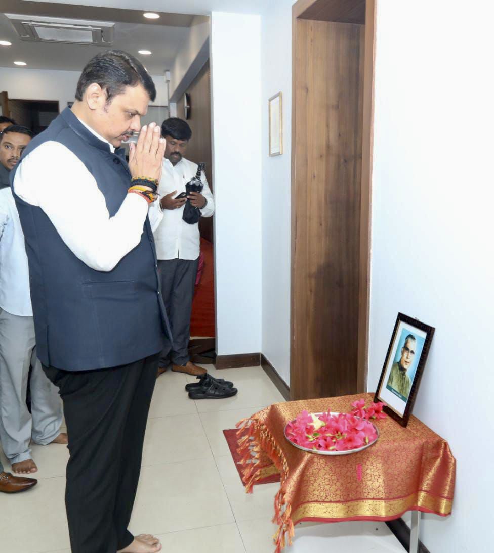 Dev_Fadnavis's tweet photo. माजी मुख्यमंत्री श्री वसंतराव नाईक यांना जयंतीदिनी आज माझ्या शासकीय निवासस्थानी विनम्र अभिवादन केले.. https://t.co/60ygtUoBhH