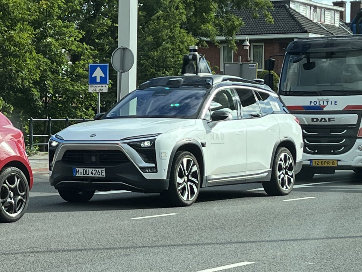 Zag net deze Nio ES8 rijden met radar/lidar op het dak. Kentekenplaten zijn Duits en er stond Nio Autonomous Driving op. Zullen ze een Ai leertour aan het rijden zijn door Europa? #nio #es8 #ev.