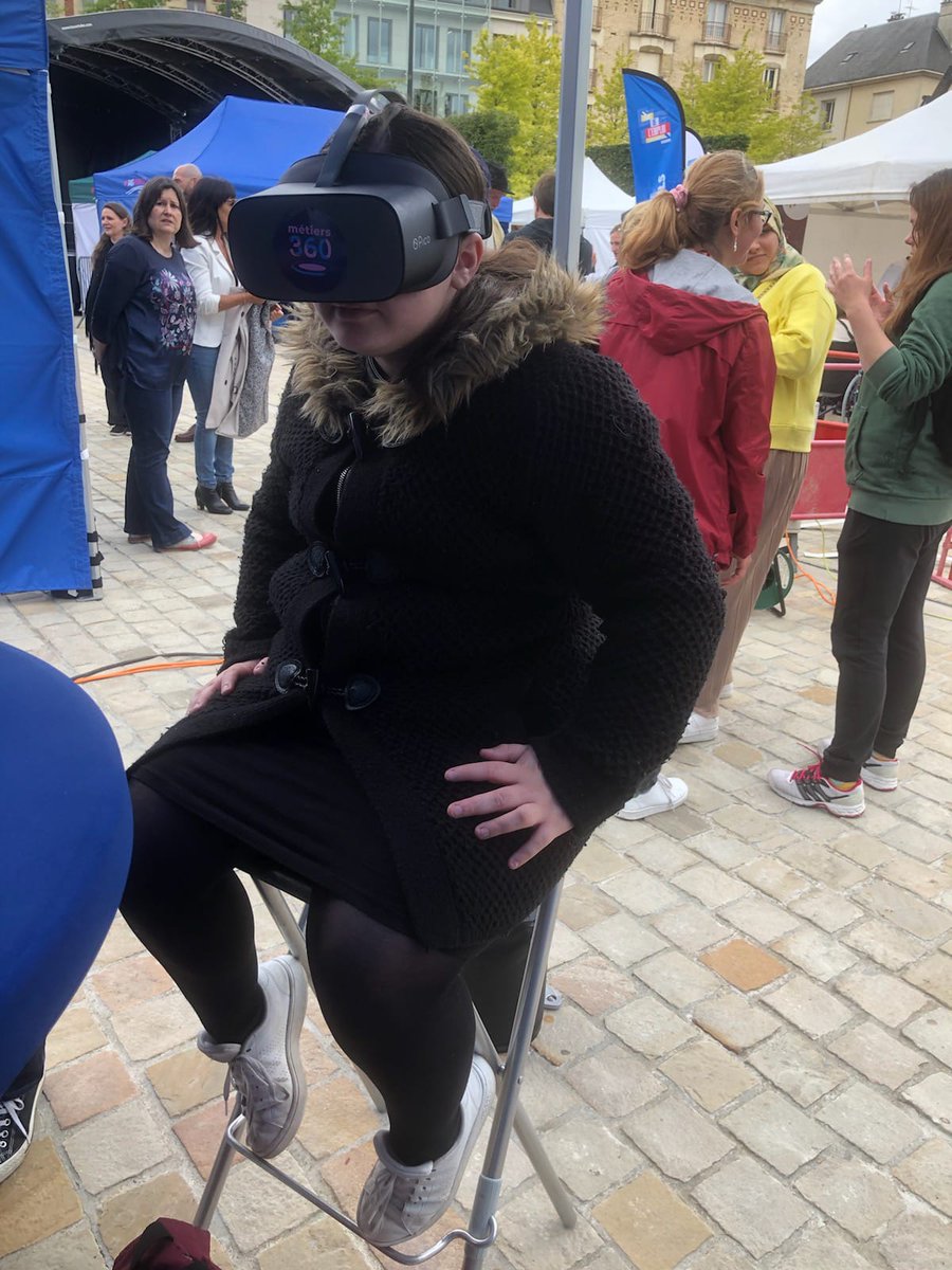 Avec leurs conseillères #pôleemploi #Champhol les jeunes #CEJ ont profité de toutes les activités : simulation, #MRS, #enquêtes #métiers dans les commerces de la ville <a href="/TualXavier/">Xavier Tual</a> @poleemploi_RCVL