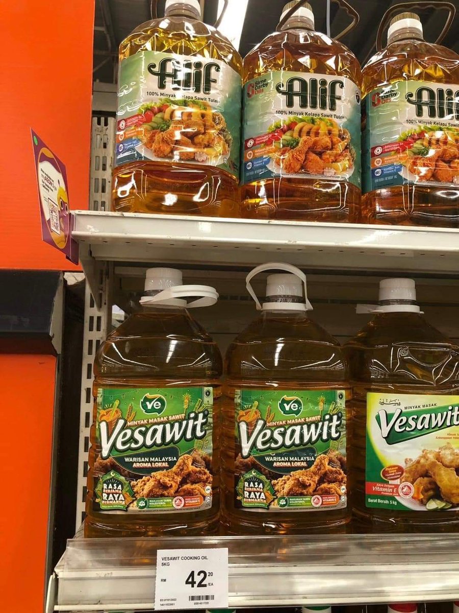 _AmranFans's tweet photo. Apa lah sangat harga minyak masak naik 40% ni kalau nak dibandingkan dengan 22 bulan PH memerintah.

Zaman PH dulu lagi siksa. Rakyat sampai makan ubi kayu. Radio pun simpan dalam tempayan. https://t.co/DdwcZ7KNK6