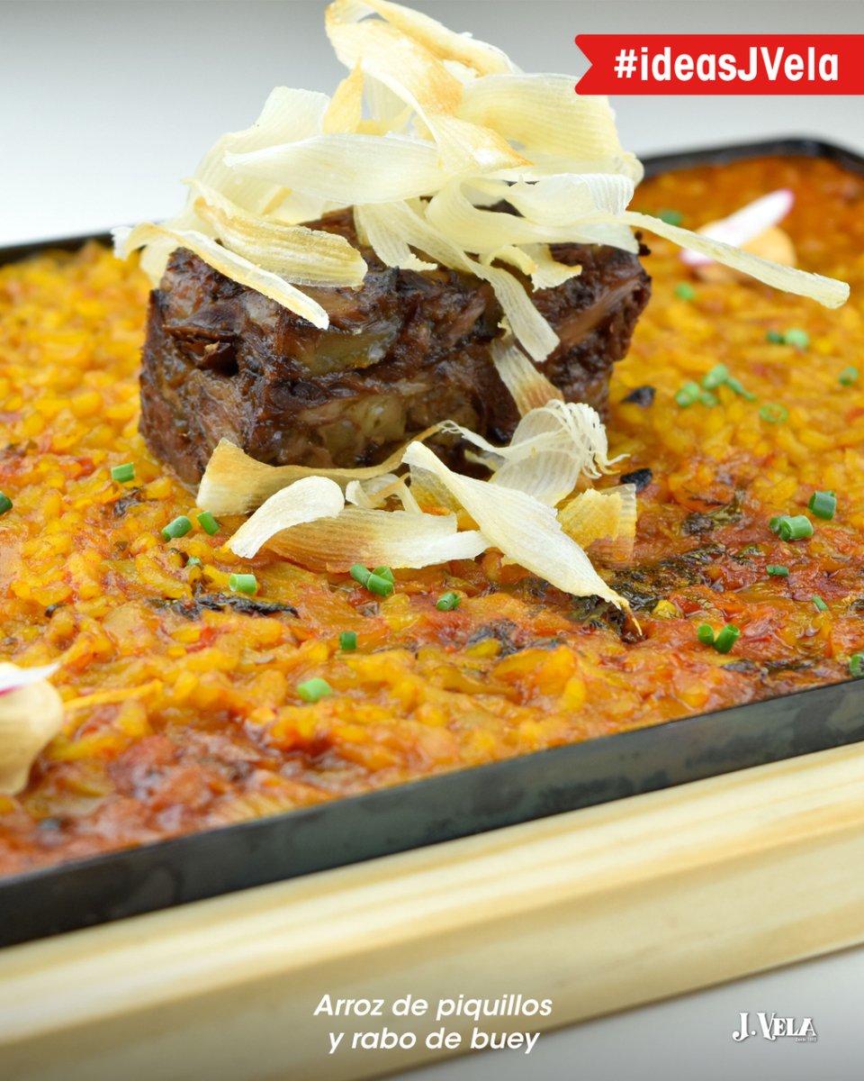 ¿Tú también eres de arrocito en fin de semana? 🥘
Te recomendamos probar esta idea en casa. Se trata de un sofrito a base de piquillos, al que añadimos arroz bomba, y el caldo de la cocción del rabo. Rematamos con rabo deshuesado. 

#arroz #rabo #JVela #piquillos #IdeasJVela