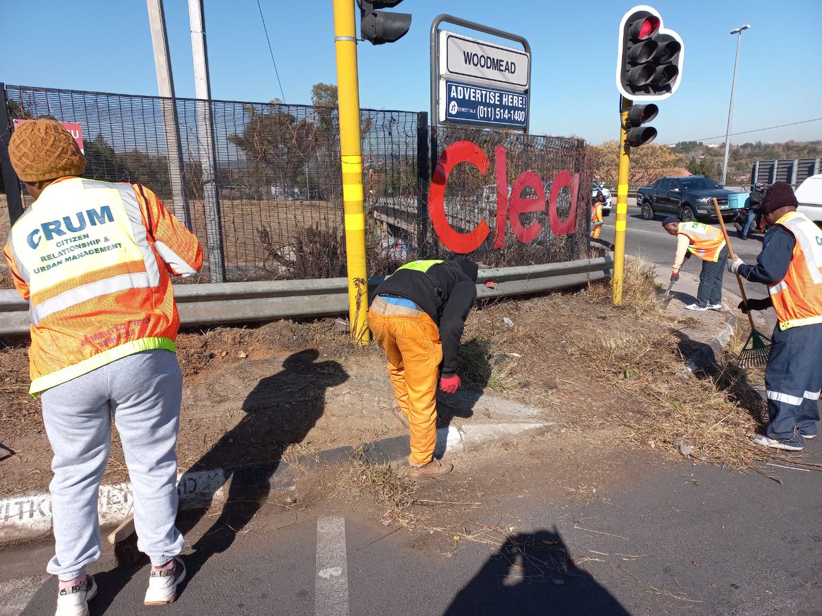 At Sunninghill in ward 93, the AFS force is doing skoffeling, litter picking and street sweeping. #weservejoburg. @AbigailNdlovu16 @mphophalatse1 @CityofJoburgZA @LeahK28 @txmendrew1