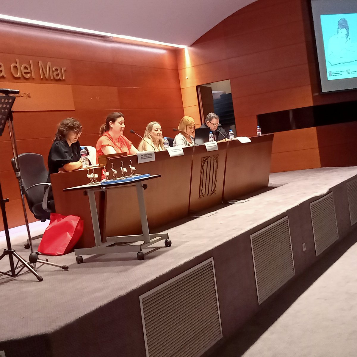 LaFAVIBC's tweet photo. Comença la presentació de IV JORNADA #SEFORA a càrrec de Helena Bayo, directora
d’Orquestra i diputada al Parlament de Catalunya.
#viuelsbarris #casadelmar #agenciadhabitatge #fundaciohabitatge
@gencat @diba @xarxaomnia @LaFAVIBC https://t.co/q6ksNl8p98