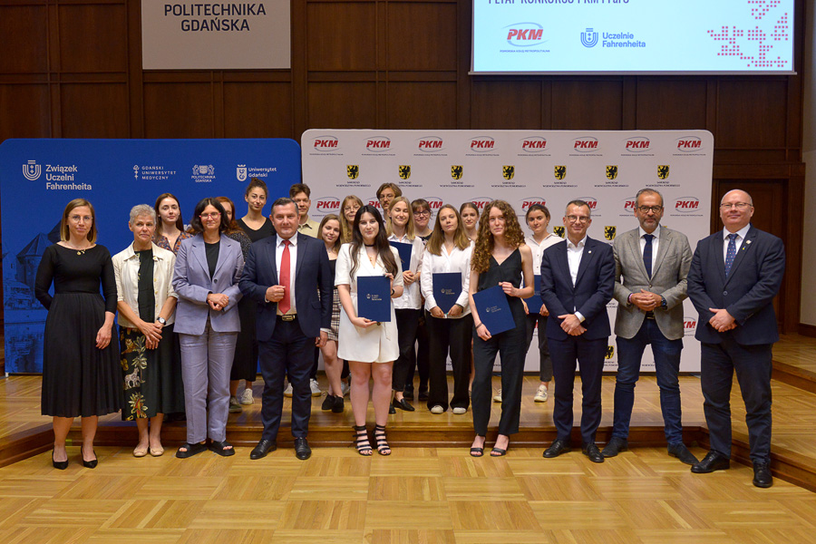 Uczelnie Fahrenheita (FarU) (@faruniv) on Twitter photo Poznaliśmy zwycięzców I etapu konkursu Kolej na Południe! Nagrody 29.06.22 r. studentom wręczyli prof. K. Wilde, rektor <a href="/PolitechnikaGda/">Politechnika Gdańska</a>, G. Mocarski, prezes <a href="/PKMsaGdansk/">PKMsaGdansk</a> i prof. L. Nyka, dziekan Wydziału Architektury PG. Gratulacje!
➡ bit.ly/3ODOd7y
📷 K. Krzempek/PG Poznaliśmy zwycięzców I etapu konkursu Kolej na Południe! Nagrody 29.06.22 r. studentom wręczyli prof. K. Wilde, rektor <a href="/PolitechnikaGda/">Politechnika Gdańska</a>, G. Mocarski, prezes <a href="/PKMsaGdansk/">PKMsaGdansk</a> i prof. L. Nyka, dziekan Wydziału Architektury PG. Gratulacje!
➡ bit.ly/3ODOd7y
📷 K. Krzempek/PG