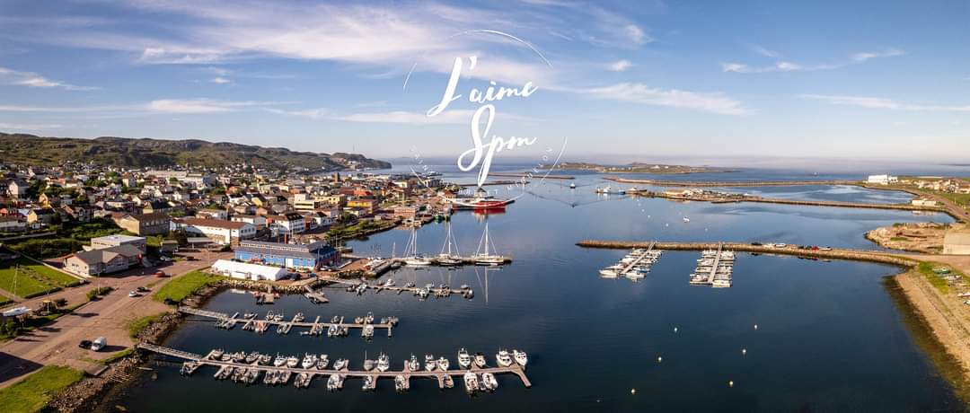 clemence___c's tweet image. Superbe prise de la ville-port de Saint-Pierre 🇵🇲 #SaintPierreEtMiquelon  #FranceMaritimeOutreMer 
📸 Frédéric Fouchard