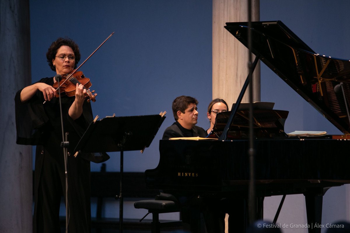 FestivalGranada's tweet photo. Tabea Zimmermann y Javier Perianes nos ofrecieron un recital de obras de #Schumann, #Bramhs, #Ginjoan, #Sotelo, #Falla y #Piazzolla. 🌹
📸Imágenes tan increíbles como el eco de la música en el Patio de los Mármoles. 🎶
#FestivalGranada #Brahms125 #Granada #viola #piano #musica https://t.co/mnOD0mseJz