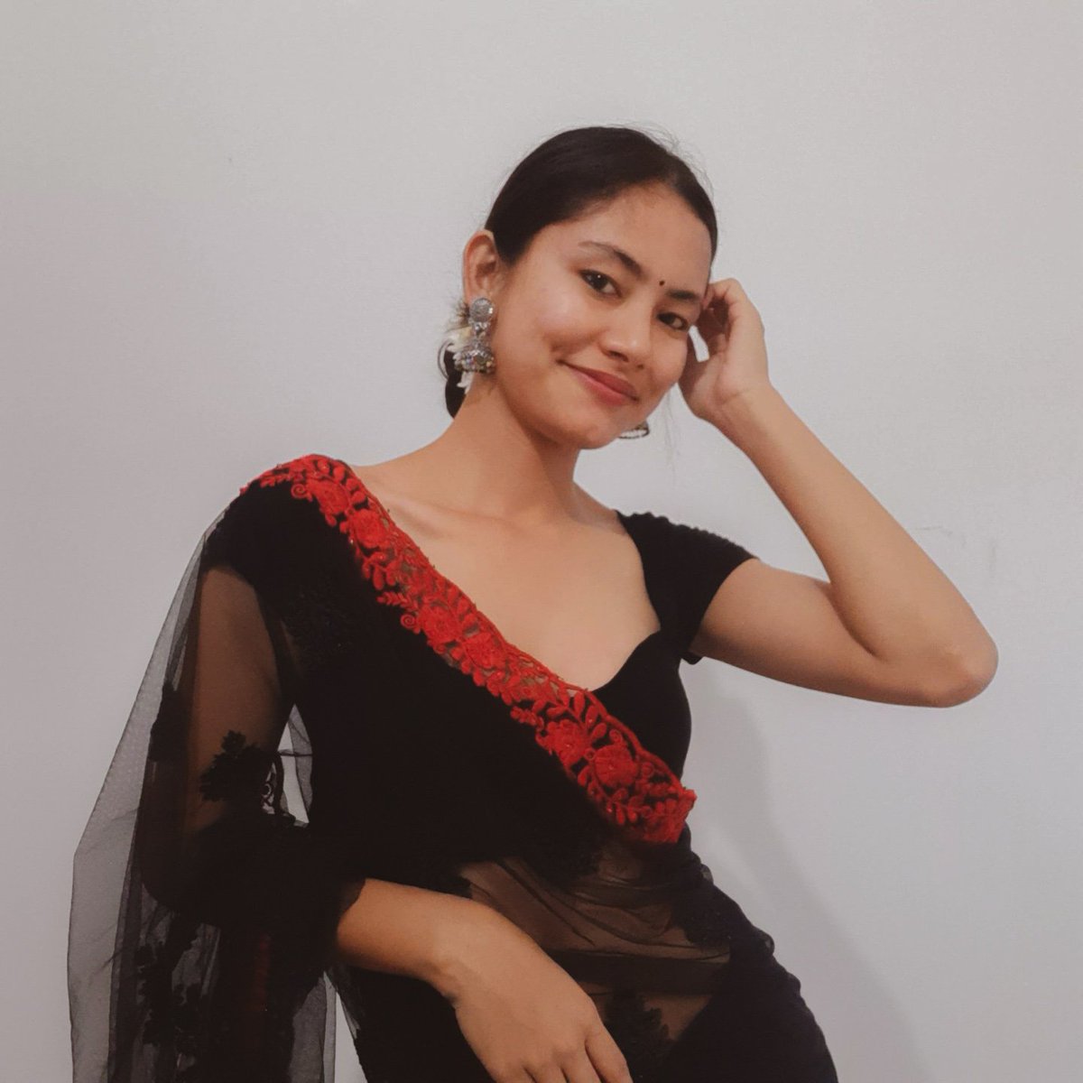 A black saree never hurt nobody 🖤 
#blacksaree #saree #sareelove #redsaree #sareelovers #sareesofinstagram #sareedraping #silksaree #sareefashion #weddingsaree #sareepact #pinksaree #sareeseduction #georgettesaree #sarees #designersaree #bollywood #traditional #indiansaree