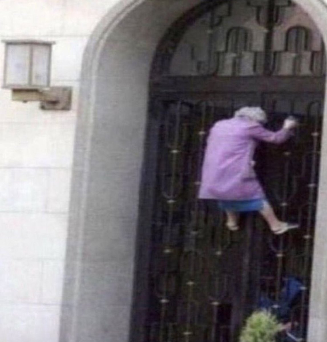 Ramentome7542's tweet photo. VOL 2 spoilers
-
-
-
-
-
-
-
-
-
-
Me outside the duffer bros house after watching Eddie die in Dustin’s arms
#StrangerThings https://t.co/0XaE3tZfzt