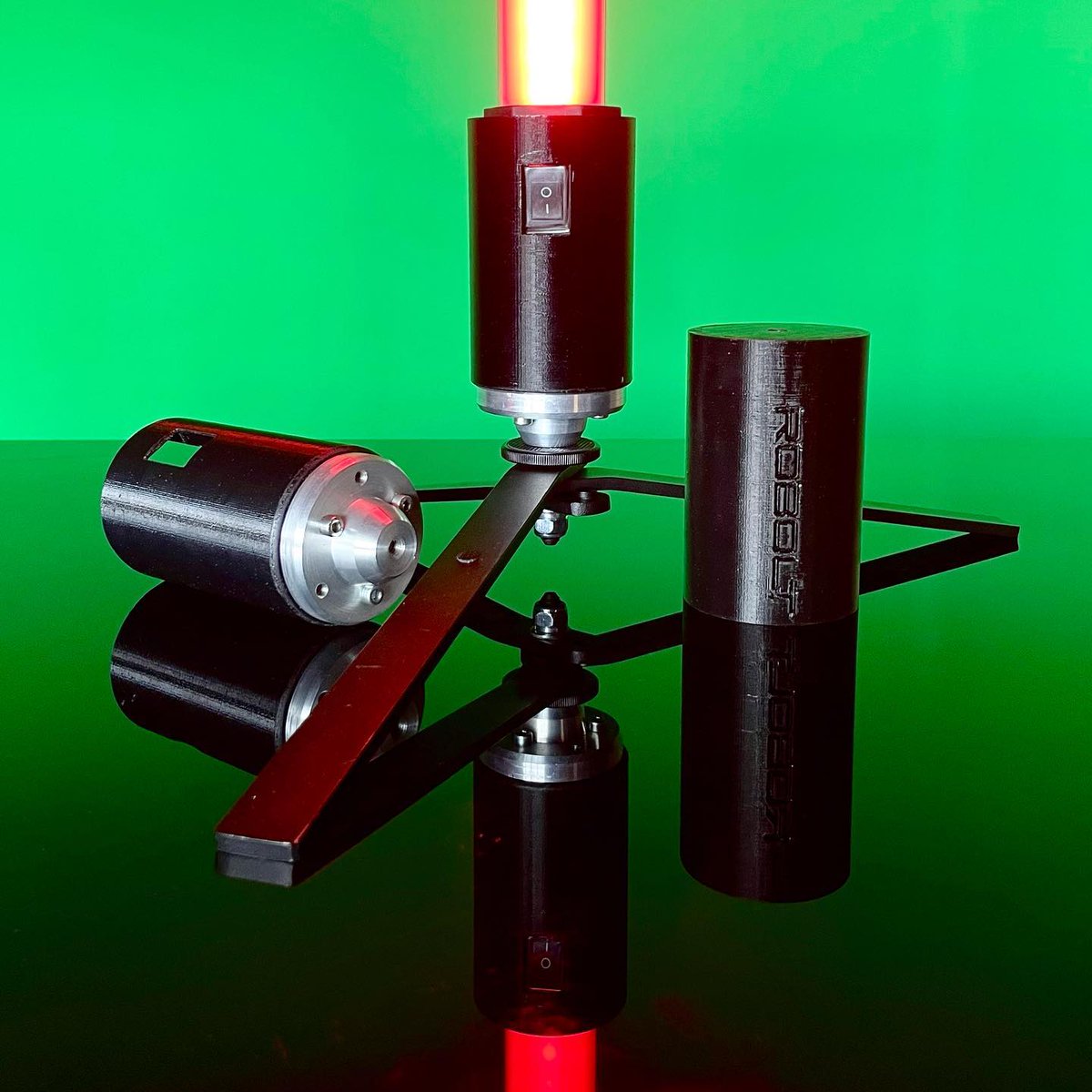 Testeando soportes para los #pavotube30c de @nanlite_global Basado en un diseño original de <a href="/ledchip/">Ralph Paonessa</a> que hemos modificado para adaptarlos a nuestras necesidades

#rigging #hacking #shittyrigs #modding #pavotube #astera #tripodsupport #ledtube #quasarscience #rgblights #neontube