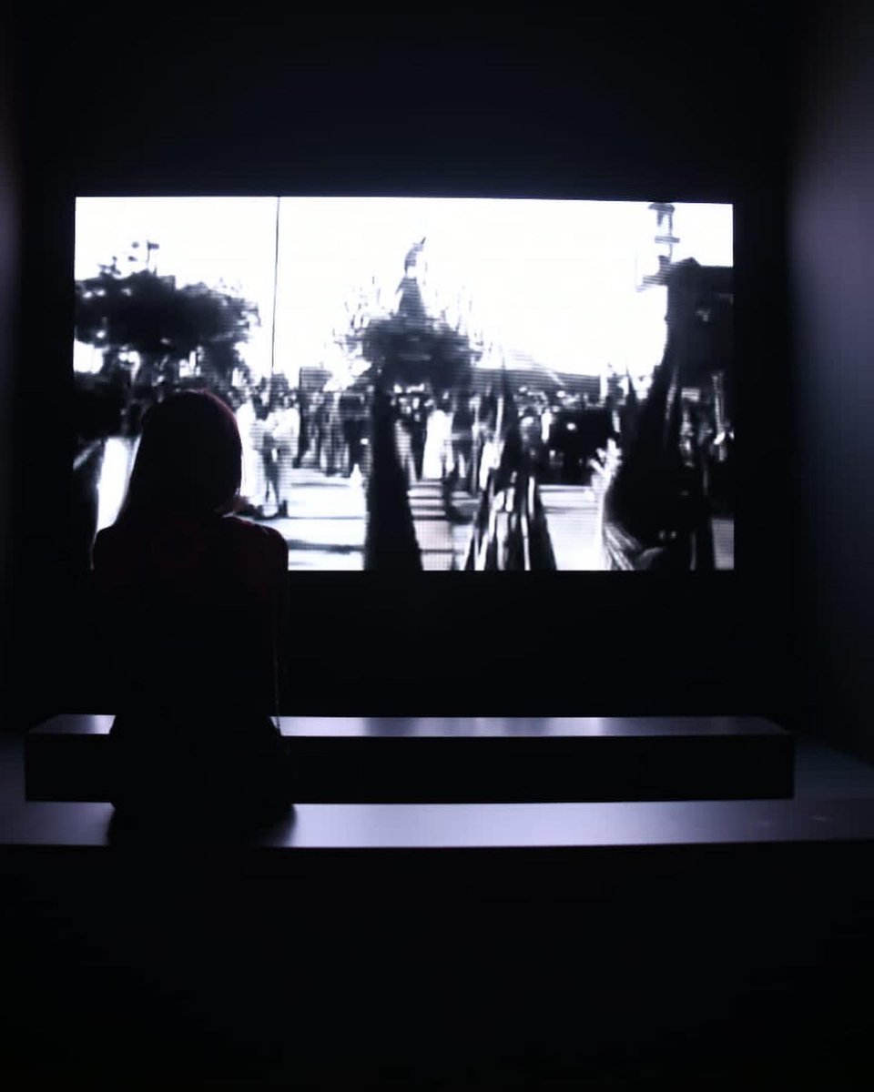 Luces y sombras para conocer y entender los cien años de historia de la @cofradiasmalaga . Visita “Memoria”, la exposición histórica del Centenario. Entrada gratuita. #cofradiasmlg #centenariomlg