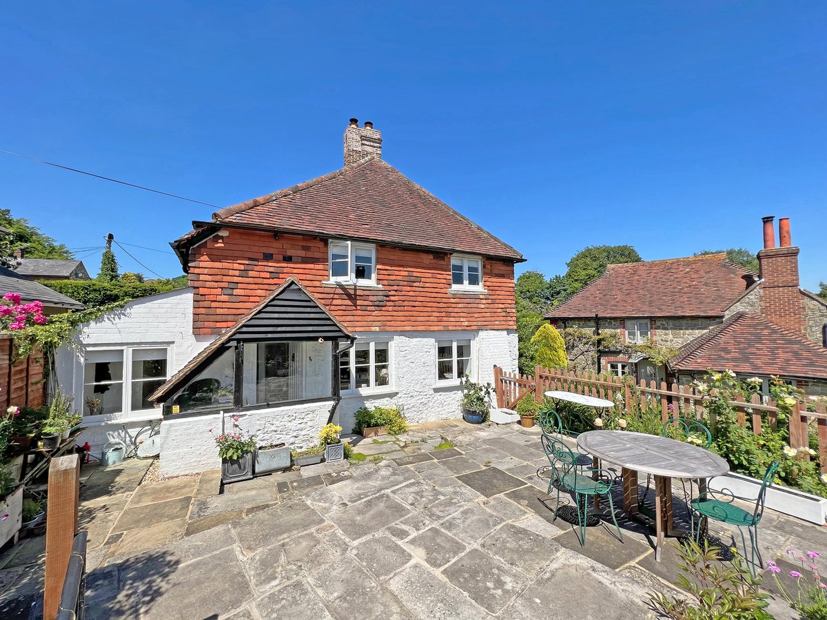 RHRWClutton's tweet image. We have just put onto the market for sale an immaculate Grade II listed #cottage in the peaceful hamlet of #Upperton, next to #Petworth Park. Small garden and garage and no onward chain. rhrwclutton.com/properties/157…