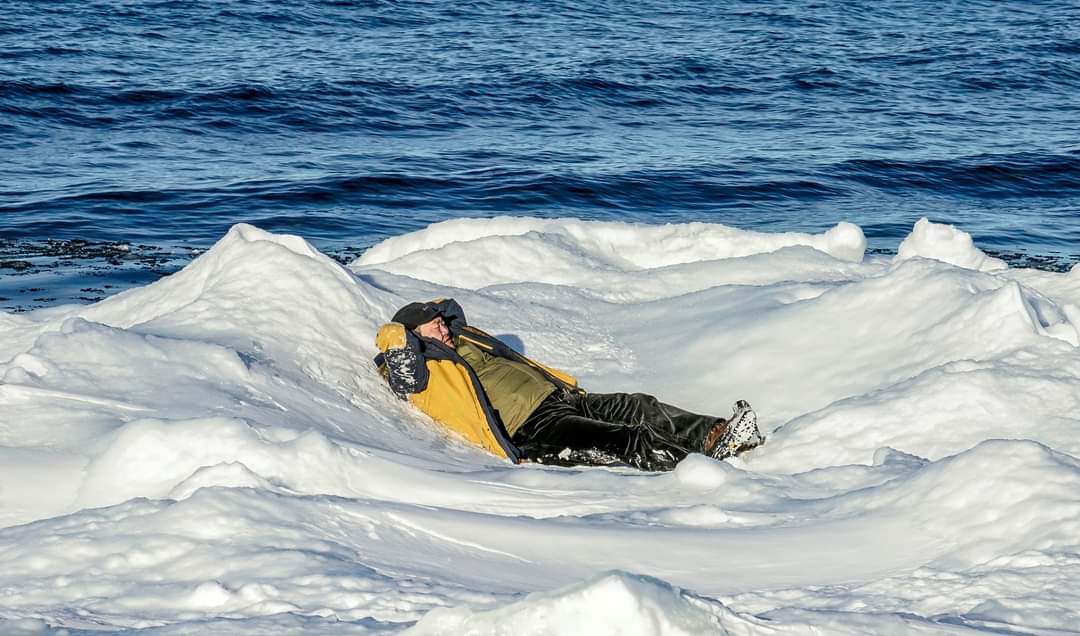 Гадаа их халуун байна аа, нар шараад...