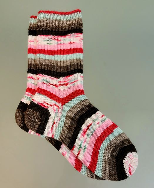 WonderWmn212's tweet photo. I love it when a color inspiration is totally obvious. How cute is this self-striping yarn from Freckled Whimsy (colorway: Peppermint Mocha)?! #Knitting #knit #FOFridayOffRav #knittingtwitter #socks https://t.co/DnpUWZ6Rbc