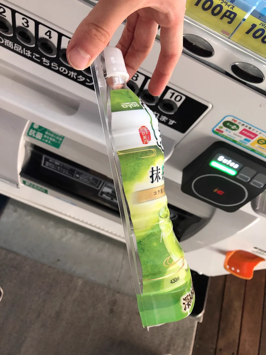 自動販売機でお茶を買って飲もうと思ったら、まさかの当たりがでてきた