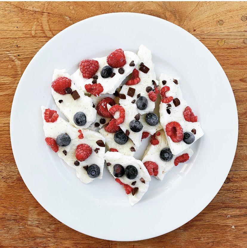 essigart's tweet photo. Zum heutigen Tag der kreativen Eissorten gibt es selbstgemachte Frozen Yogurt Bites.
Schnell gemacht und der Kreativität sind fast keine Grenzen gesetzt!
#frozenyogurt #frozenyogurtbites #eis #veggie #vegetarisch #summertime #essigart #berlin #brandenburg #havelland #veganeressig https://t.co/xnw7nDizG0