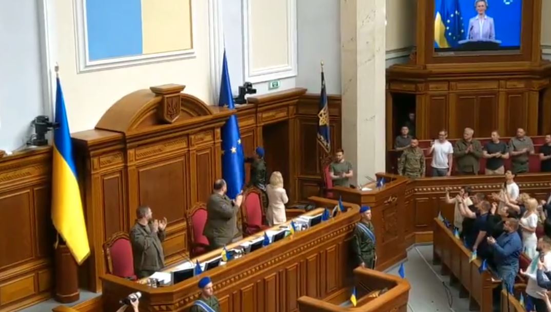 🔴 EN DIRECT
"Un moment historique": le drapeau de l'Union Européenne apporté au Parlement ukrainien
bfmtv.com/international/…