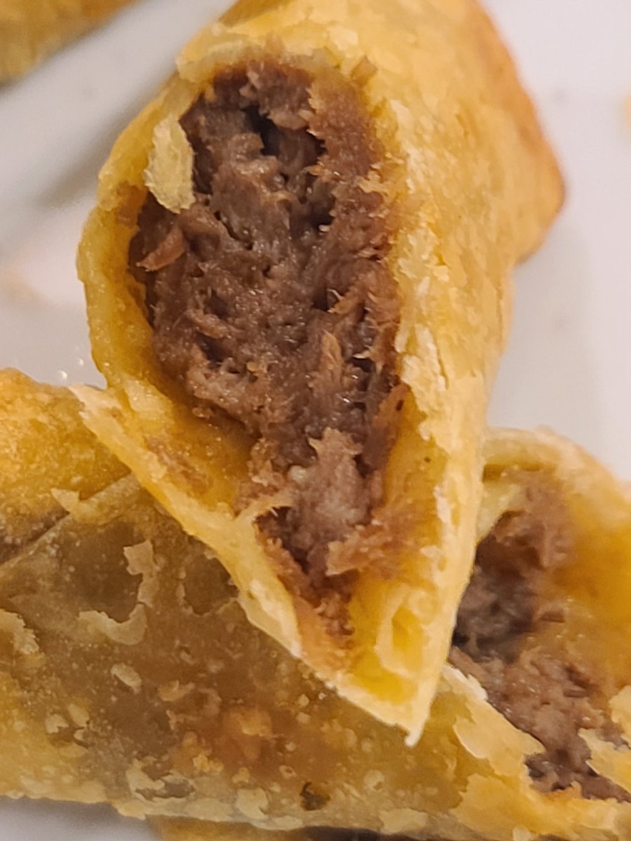 WinlyEggRoll's tweet photo. Philly CheeseSteak Egg Roll? https://t.co/QeRVN2L2Mw