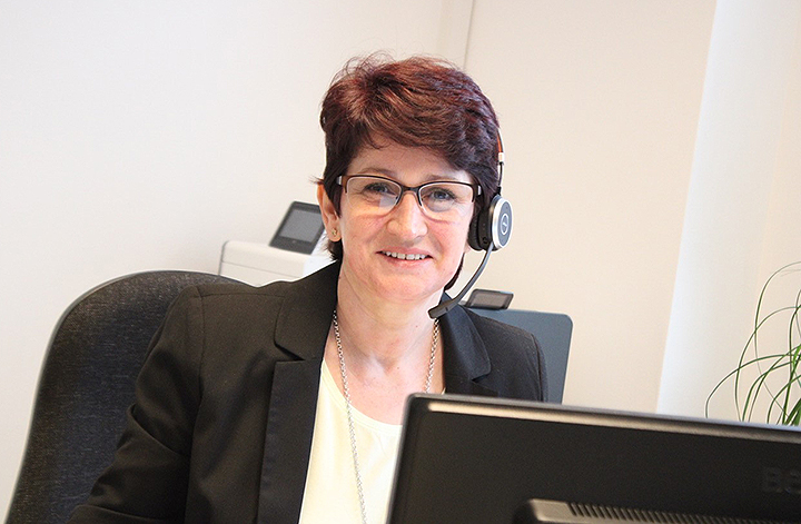 HWK_Hamburg's tweet photo. Montag erstmals auch mit direktem Austausch am #Holstenwall: die #Handwerkerinnen-Sprechstunde mit Bedra Duric, selbst Handwerkerin und als Vizepräsidentin der Handwerkskammer bestens vernetzt; 17 bis 18 Uhr. Kontakt ist auch per E-Mail & Telefon möglich. https://t.co/j9SXd5IBpL https://t.co/I9q6iVDt2b